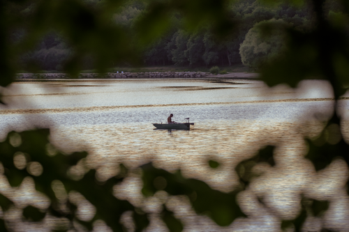 Pêcheur sur le lac de Pont de Salars en bateau